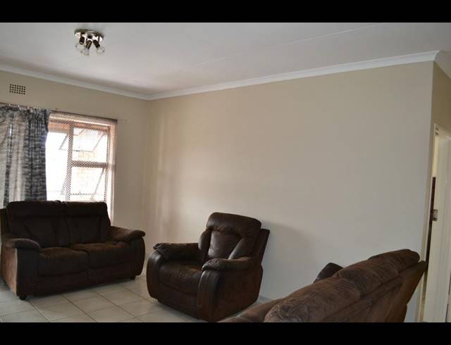 2 BEDROOM TOWNHOUSE FOR SALE IN SONNEVELD